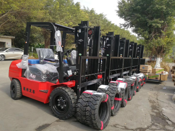 叉車?yán)系每欤坎煌A段的叉車保養(yǎng)你要注意！