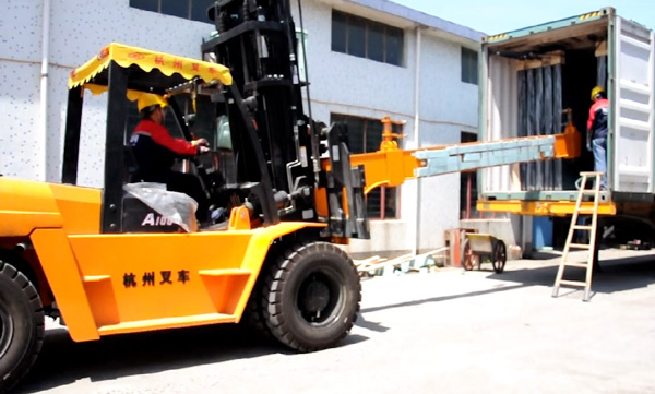 玻璃行業(yè)，杭州叉車串桿屬具卸貨實(shí)拍案例