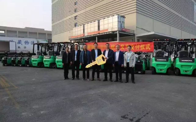 【強(qiáng)勢(shì)】杭叉集團(tuán)交付湖南某大型冷庫(kù)58臺(tái)鋰電池叉車！