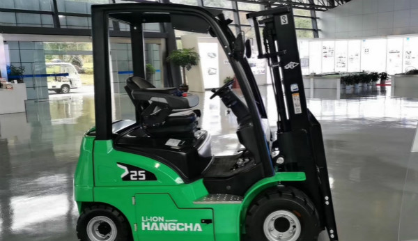 電動叉車買鋰電的還是鉛酸的？當(dāng)然是鋰電的！
